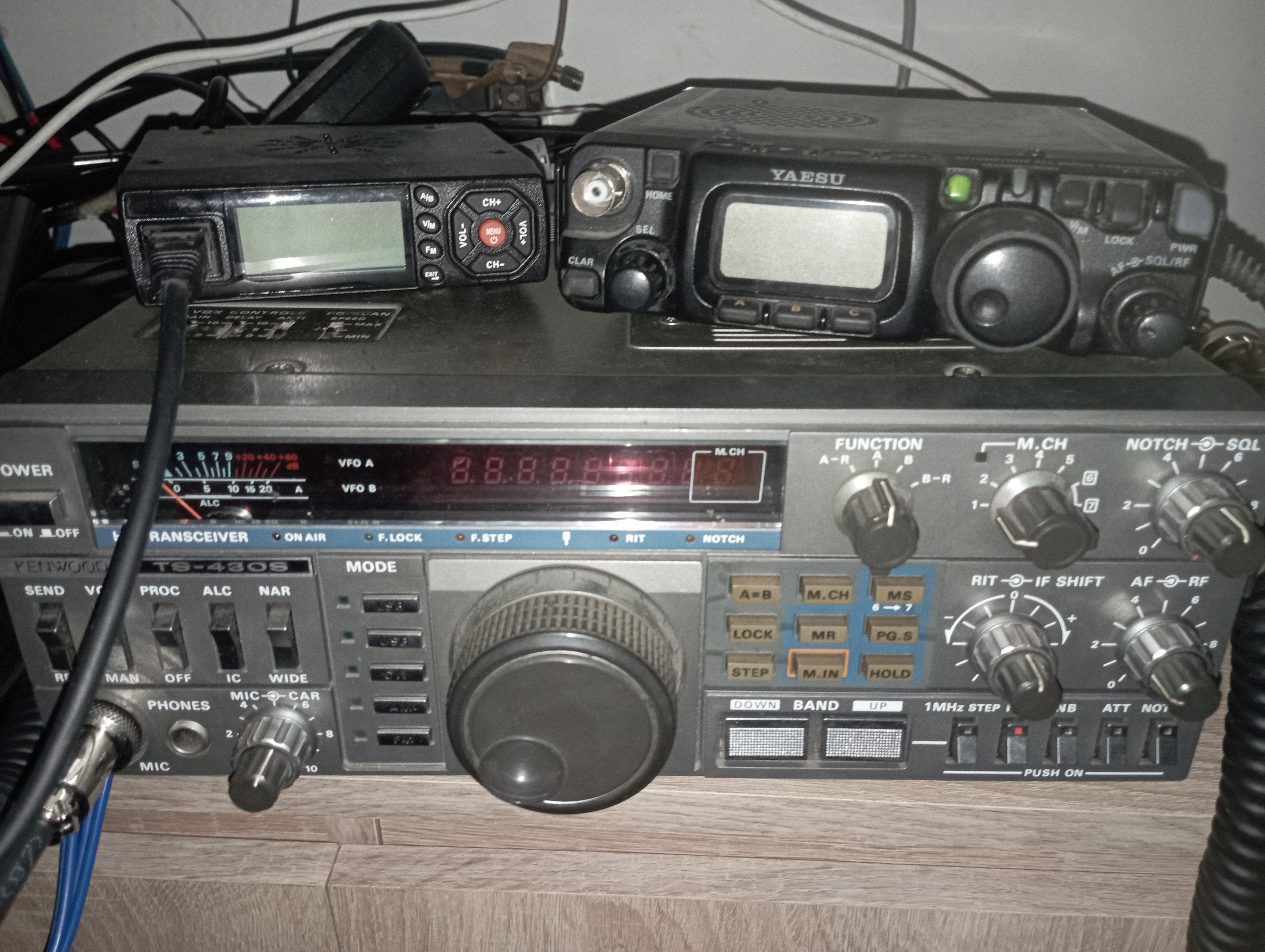 HA3GX rádióállomás Balatonszabadiban — Yaesu és Kenwood készülékek